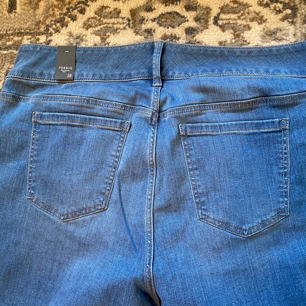 NWT Torrid Crop Jeans - Picture 4 of 4